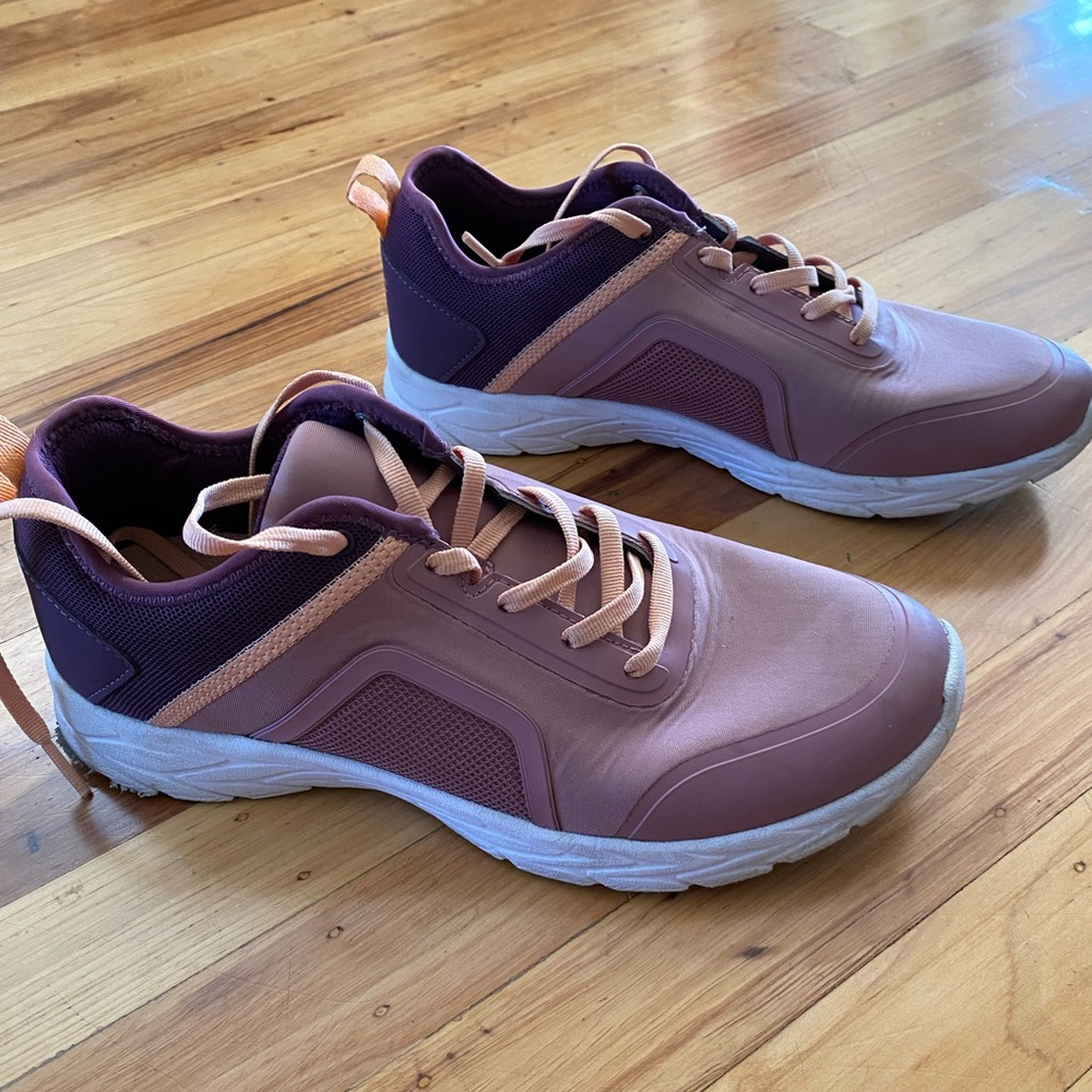 Vionic Brisk Maya sneakers, size 8